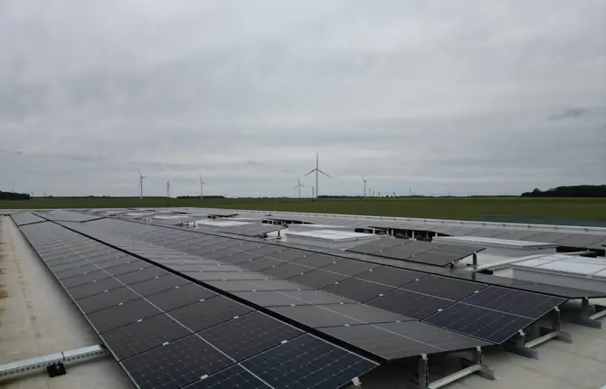 Vue drone d'une toiture terrasse équipée de rangées de panneaux